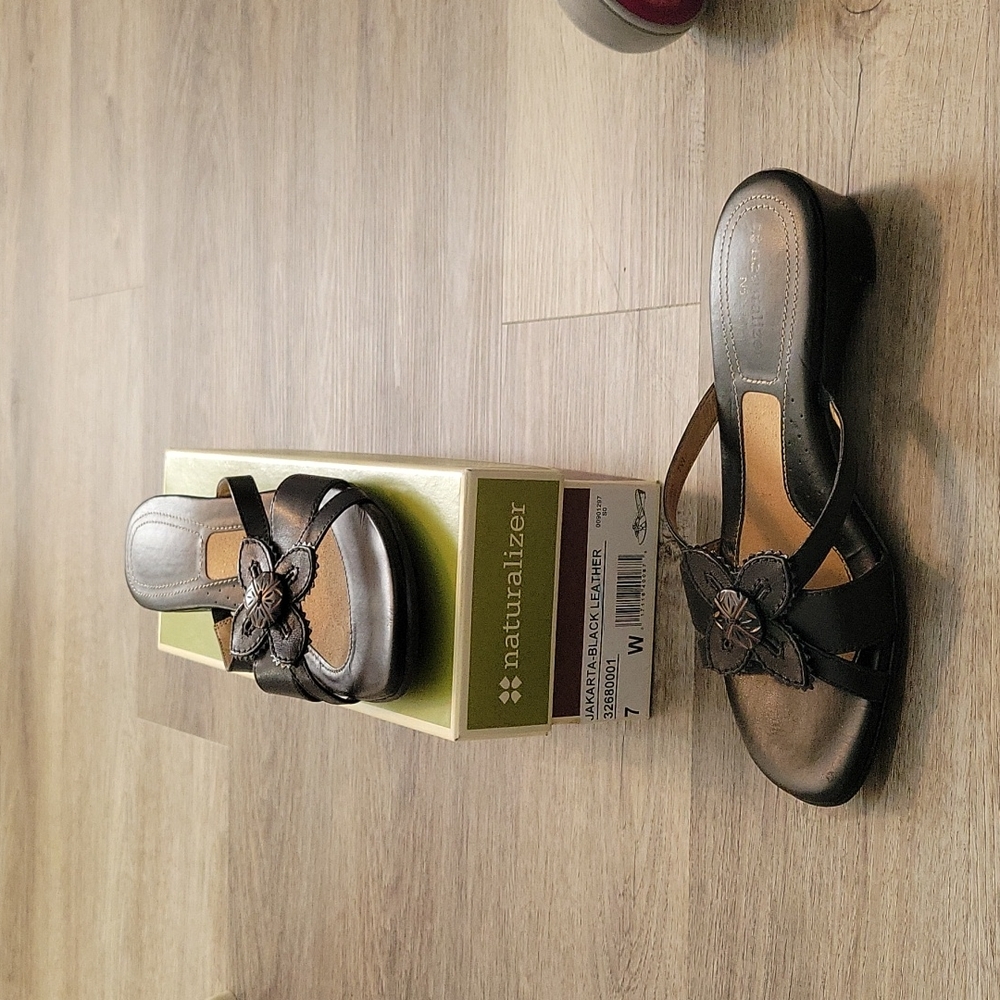 Naturalizer Jakarta black sandals 7w